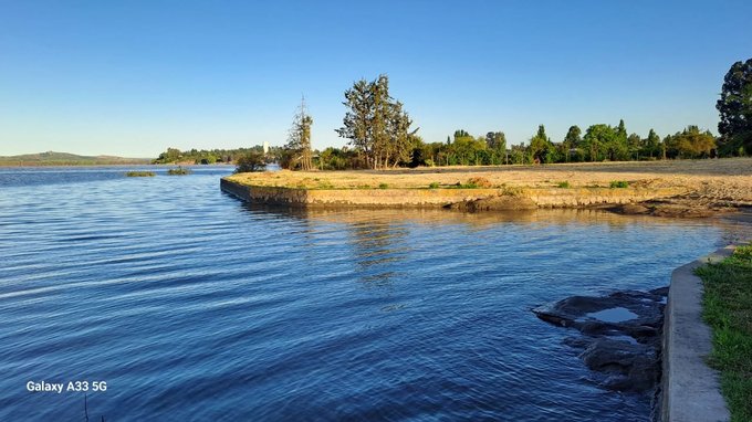 ZONA TURISTICA LOS CISNES EN EL LAGO RAPEL
