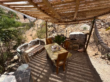 quincho rodeado de vegetación