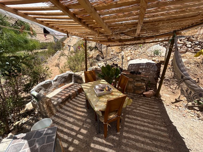 quincho rodeado de vegetación