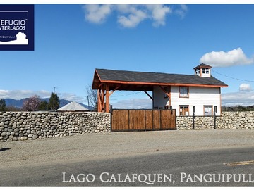 Portal de acceso. Portón eléctrico con casa de cuidador
