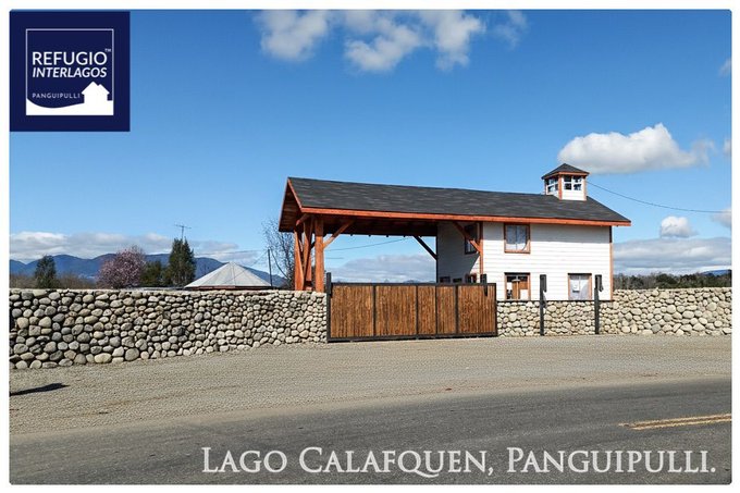 Portal de acceso. Portón eléctrico con casa de cuidador