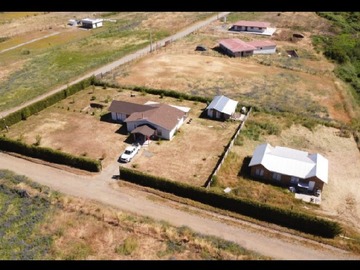 2 casas separadas por cerco y cerco vi o en crecimiento