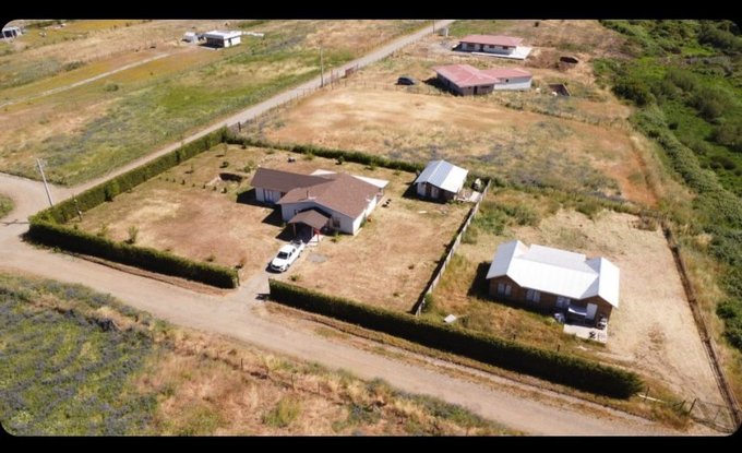 2 casas separadas por cerco y cerco vi o en crecimiento