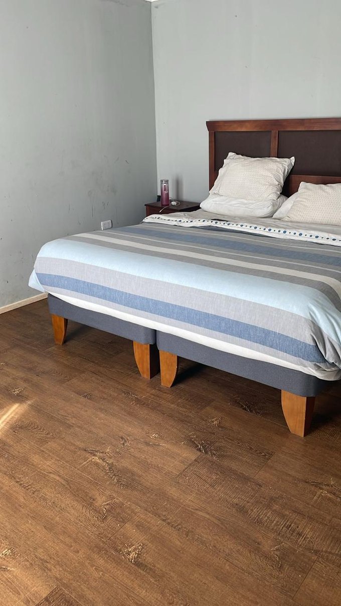 Dormitorio con baño en suite