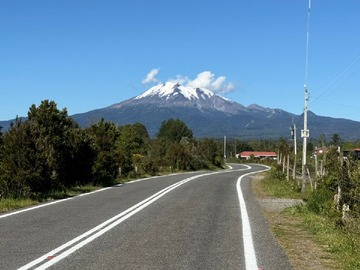 Acceso asfaltado hasta la parcelación