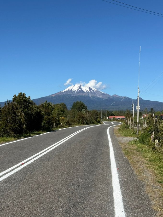 Acceso asfaltado hasta la parcelación