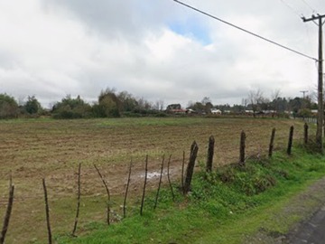 Campo plano y cercado.