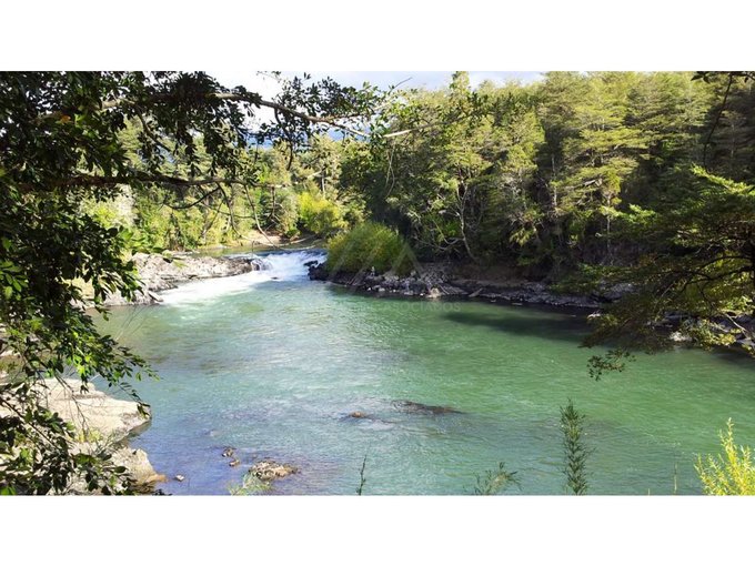 Espectacular campo con orilla de Rio Trancura