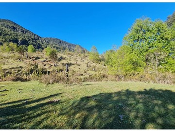 Parte plana y lomita dividida por riachuelo